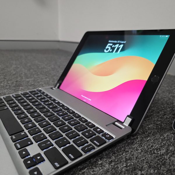Apple iPad 6th Generation 9.7" WiFi - Image 3