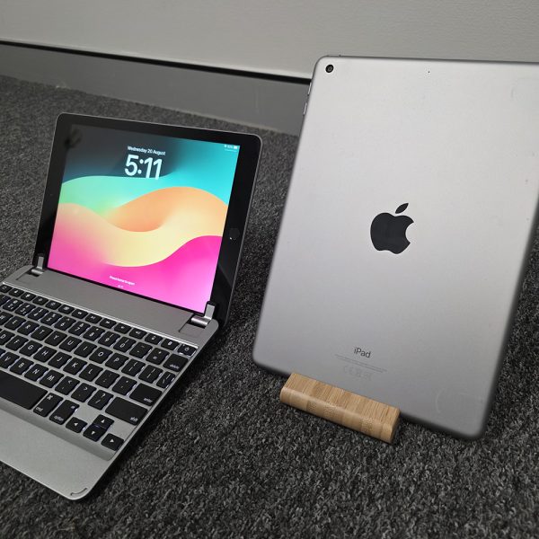 Apple iPad 6th Generation 9.7" WiFi - Image 6