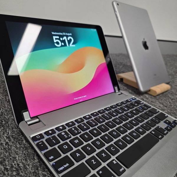 Apple iPad 6th Generation 9.7" WiFi - Image 4